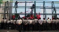 Aparat kepolisian dikerahkan untuk menjaga aksi demo. Pool/Lamhot Aritonang/detikFoto.