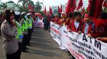 Mahasiswa Demo Bakar Ban di DPR