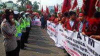 Sejumlah polwan juga dilibatkan untuk menjaga aksi demo. Pool/Lamhot Aritonang/detikFoto.