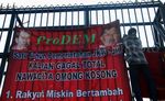 Mahasiswa Demo Bakar Ban di DPR