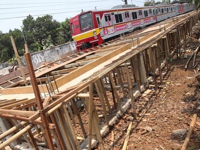 Peron Stasiun Tanjung Barat Diperpanjang