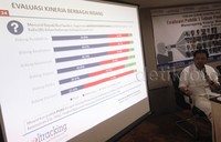 Direktur Eksekutif Poltracking Hanta Yuda AR memaparkan hasil survei evaluasi publik 1 tahun pemerintahan Jokowi-JK yang dilakukan Poltracking.