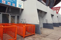 Dinding-dinding di kawasan SUGBK, Jakarta, Selasa (20/10/2015), terlihat kumuh dan kotor oleh coretan-coretan.