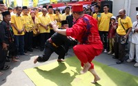 Seusai melakukan ziarah, Ical melakukan bakti sosial di Gang Anwar, Kampung Pulo, Jakarta Timur, yang merupakan kampung yang terkena gusur akibat kebijakan Pemprov DKI. Lamhot Aritonang/detikFoto.