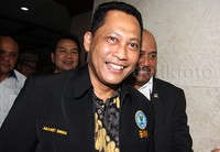 Komjen Buwas hanya tersenyum saat tiba di ruang rapat Pansus Pelindo II. Pool/Lamhot Aritonang/detikFoto.
