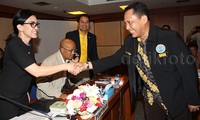 Komjen Buwas (kanan) berjabat tangan dengan Ketua Pansus Pelindo II Rieke Diah Pitaloka (kiri). Pool/Lamhot Aritonang/detikFoto.