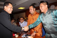 Komjen Buwas (kiri) juga menyalami anggota Pansus Pelindo II. Pool/Lamhot Aritonang/detikFoto.