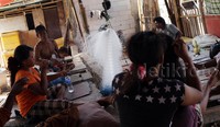 Sejumlah orang yang merupakan keluarga besar bersantai seusai melaut.
