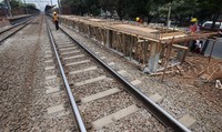 Beberapa pekerja menyelesaikan pembangunan peron KRL di Stasiun Tanjung Barat, Jakarta, Selasa (20/10/2015).