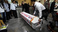 Peti jenazah tersebut dikirim oleh warga Solo bernama Bambang Saptono sebagai bentuk protes atas pengajuan revisi UU oleh DPR