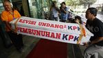 Protes Revisi, KPK Dikirimi Peti Mati