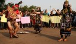 Tari Dayak Ramaikan Aksi Setahun Jokowi-JK