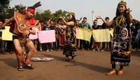 Beberapa mahasiswa menampilkan tarian adat Dayak di depan Istana Merdeka, Jakarta, Selasa (20/10/2015).
