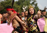 Dua orang mahasiswa menari dengan dikelilingi puluhan mahasiswa lainnya.