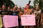 Tari Dayak Ramaikan Aksi Setahun Jokowi-JK