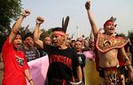 Tari Dayak Ramaikan Aksi Setahun Jokowi-JK