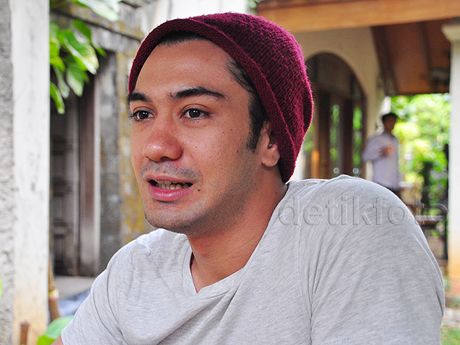 Penampilan Reza Rahadian di My Stupid Boss Berubah Total