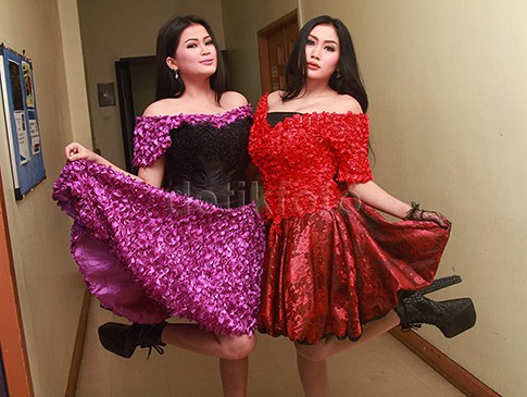 Ditawari Operasi Payudara, Duo Serigala: Asli Segini Aja Berat Bawanya!