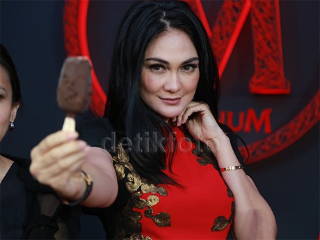 Luna Maya Dinginkan Stres dengan Es Krim