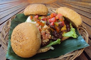 Burgreens: Lezat dan Kaya Rasa, Burger dan Strawberry Cheese Cake a la Vegan