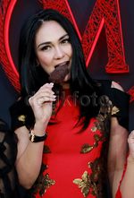 Nikmatnya Luna Maya Makan Es Krim