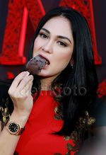 Nikmatnya Luna Maya Makan Es Krim