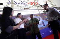 Senior Manager BCA Liza L Widyasari, Pemimpin P3SRS Alex Suharly, Kepala Cabang BCA Jayakarta Harry Soepapto, dan Operation Manager LTC Glodok berbincang usai peresmian.