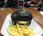 Mencicip Kelezatan Black Burger dan Black Noodle di Blackjack