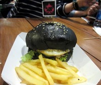 Blackjack Jumbo Burger disajikan bersama kentang goreng. Isiannya berupa telur mata sapi, patty daging, selada, mentimun Jepang, tomat, dan lelehan keju mozarella. Rasanya gurih empuk!