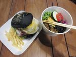 Mencicip Kelezatan Black Burger dan Black Noodle di Blackjack