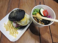 Menyantap burger dan mie hitam sangat mengenyangkan mengingat porsinya yang besar. Menu ini cocok disantap bersama teman atau keluarga.