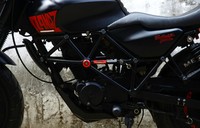 Perubahan sangat terlihat pada bentuk tangki, jok, sepatbor depan dan belakang, jok, buntut, dan yang paling mencolok penggunaan cover engine. Pool/dok. Pribadi.