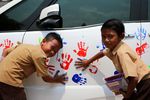 Siswa SD Coret-coret Bodi Mobil dengan Cap Tangan