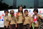 Siswa SD Coret-coret Bodi Mobil dengan Cap Tangan