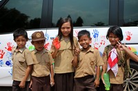 Para siswa SD di Lampung antusias memberikan cap tangan di Nissan Serena. Ist/Nissan.