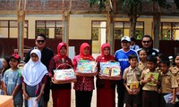 General Manager Marketing Strategy Nissan Motor Indonesia Budi Nur Mukmin bersama para pemilik Nissan Serena memberikan donasi berupa buku-buku pengetahuan di sebuah SD di Lampung. Ist/Nissan.