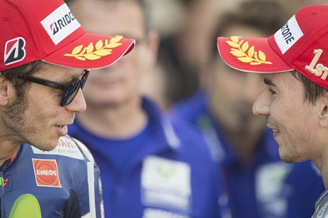 Duel Rossi vs Lorenzo Kian Dekat ke Garis Finis