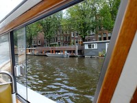 Amsterdam identik dengan kanal. Bayangkan saja, ada 165 kanal yang dibangun mulai dari ratusan abad silam. Selama itu pula, kanal-kanal ini digunakan untuk perdagangan dan transportasi (Sastri/detikTravel)