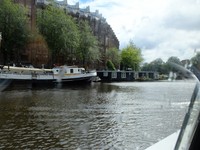 Pada 2010, UNESCO mendaulat Canal Ring sebagai Situs Warisan Dunia. Canal Ring adalah gabungan beberapa kanal yang terletak di tengah kota, dekat stasiun Amsterdam Centraal. Di sinilah detikTravel mencoba Canal Cruise selama 1 jam (Sastri/detikTravel)