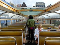 detikTravel mencoba 1 Hour Canal Cruise. Dengan harga tiket 16 Euro atau sekitar Rp 263 ribu, traveler akan dibawa berkeliling Canal Ring serta melihat berbagai bangunan bersejarah. Tentu saja, traveler bisa memilih paket Canal Cruise termasuk Dinner Cruise, Pizza Cruise, bahkan Beer & Bitterballen Cruise (Sastri/detikTravel)