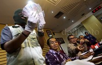 KPK menunjukkan uang yang disita dari operasi penangkapan Dewie Yasin Limpo.