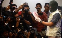 Uang tersebut diberikan oleh SET dan HAR kepada seorang berinisial RB. RB diduga adalah orang suruhan Dewie. Sedangkan SET dan HAR adalah dari pihak pengusaha.