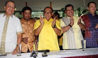 Ketua Umum Partai Golkar hasil Munas Bali, Aburizal Bakrie didampingi pengurus lainnya memberikan keterangan pers sehubungan hasil putusan Mahkamah Agung Terkait dualisme internal Partai Golkar. Lamhot Aritonang/detikFoto.