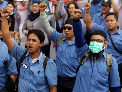 Buruh Demo di Depan Kantor BEI