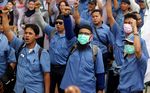 Buruh Demo di Depan Kantor BEI
