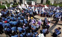 Seperti diberitakan sebelumnya, sebanyak 3.000 karyawan PT JLJ berencana mogok kerja pada tanggal 28, 29 dan 30 Oktober mendatang. Mereka menolak jika mereka dipindah dari PT JLJ ke anak perusahaan Jasa Marga yang baru yakni PT Jasa Layanan Operasi (JLO).