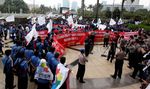 Buruh Demo di Depan Kantor BEI