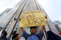 Massa membawa berbagai poster.