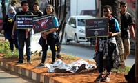 Para mahasiswa ini membawa poster bertuliskan ajakan menaati peraturan berlalu lintas.