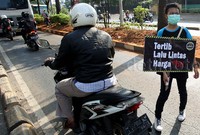 Meski adanya aksi kampanye keselamatan berlalu lintas, namun sejumlah pengendara motor masih nekat melintasi jalur Busway.
